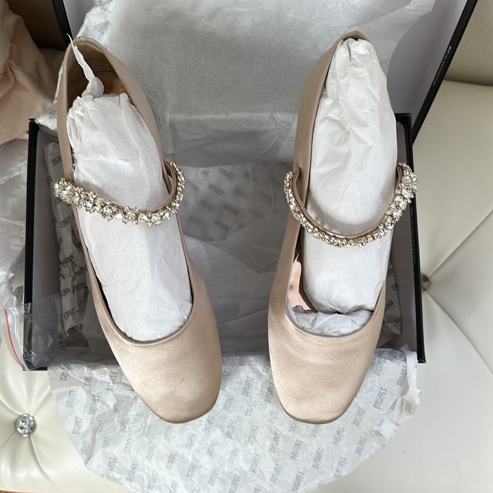Bradgley Mischka. Size 38.5 . Nude color